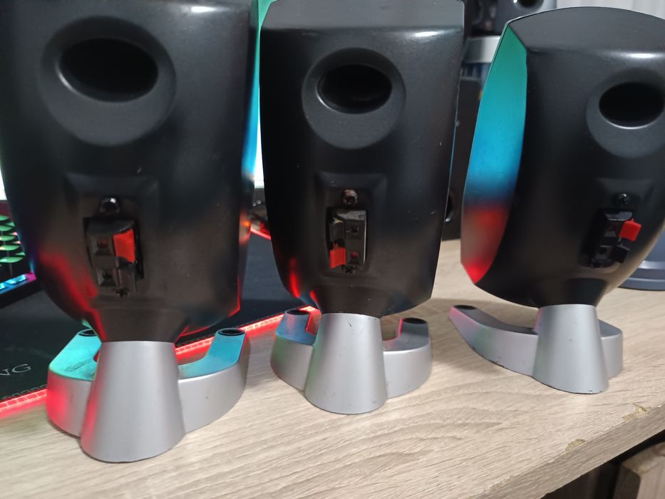 Vând carcase sateliți  Logitech z 5500