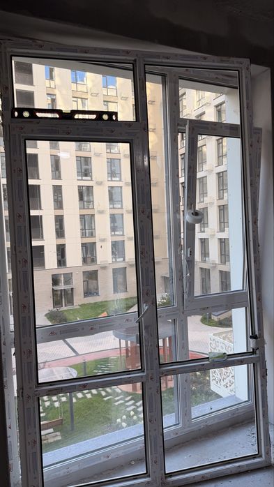 Пластиковая дверь с окном 2,15х70
