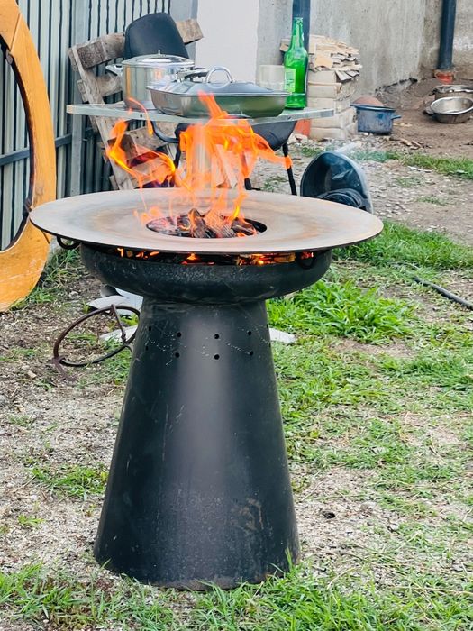 Vând gratar premium UNO cu plita si masă