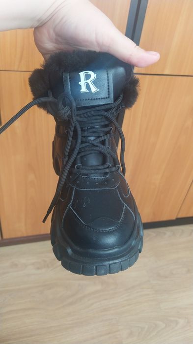 Продам новые кроссовки