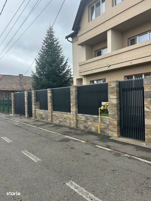 Duplex de vanzare, cu 8 camere, 300 mp, zona centrala