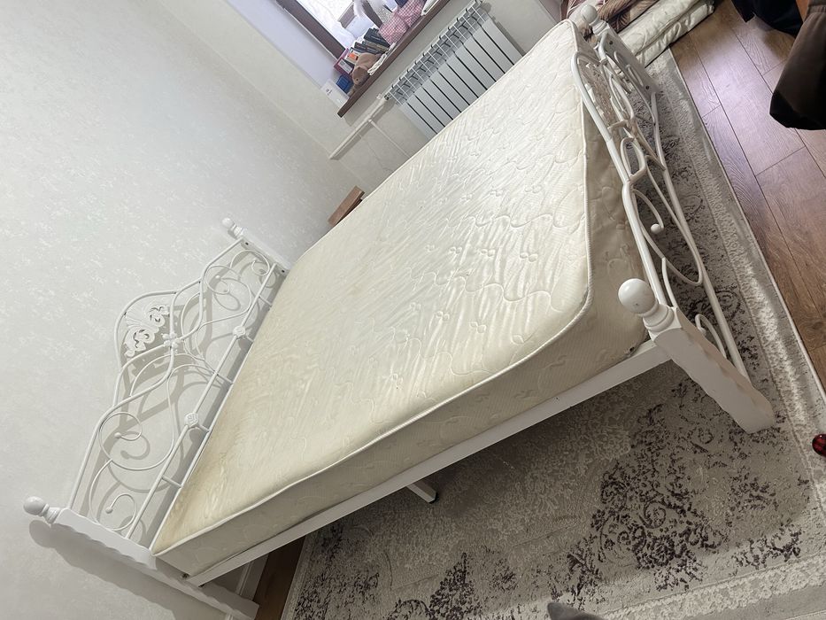 Продам кровать двухспальную.