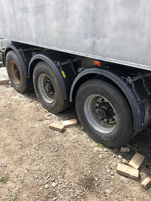 Camion cu remorca