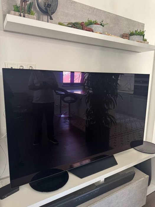 Телевизор LG OLED65C2RLA, диагональ 65" (165 см) в отличном состоянии.