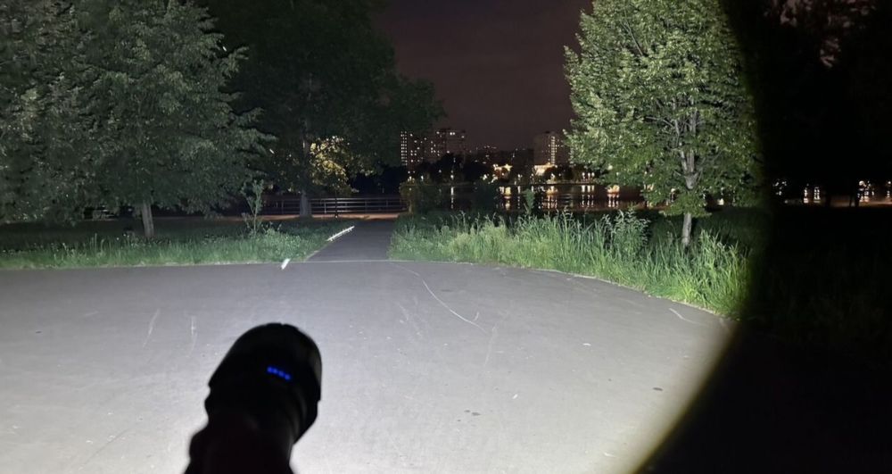 Подарок мужчине супермощный фонарь