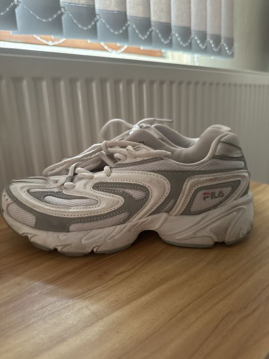 Бели обувки Fila