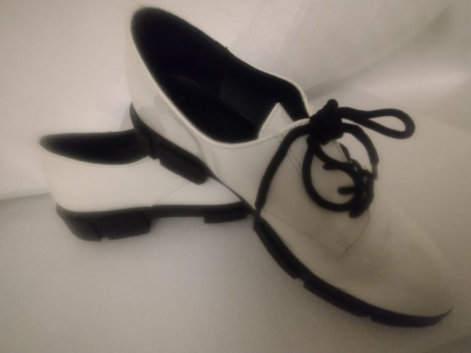 Pantofi damă casual, albi, lac, nr. 39 + Cadou denim negru M