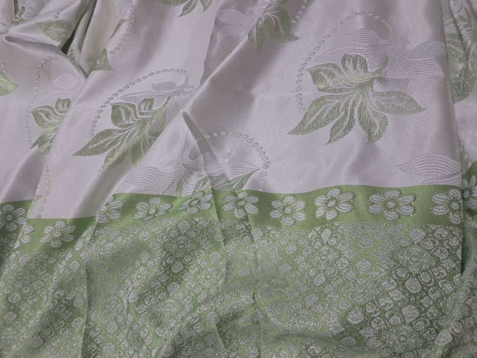 Шторы две штуки зеленовато блестящие.