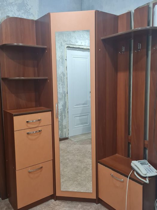 Продам угловую прихожую