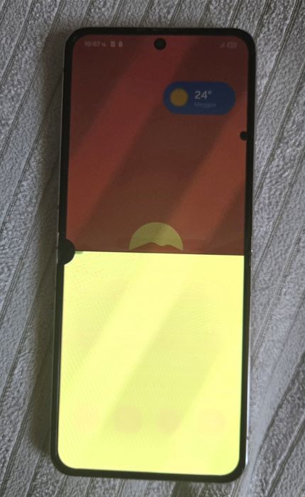 Телефон Samsung Galaxy Z Flip 5 за ремонт или за части.