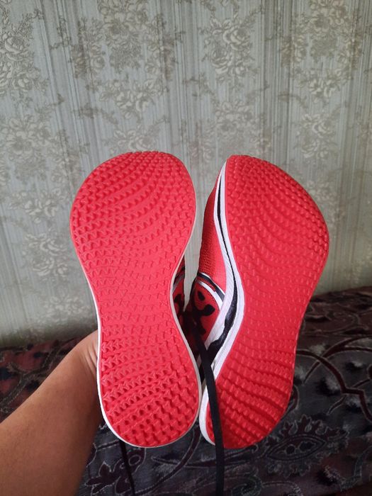 Продам женские беговые кроссовки