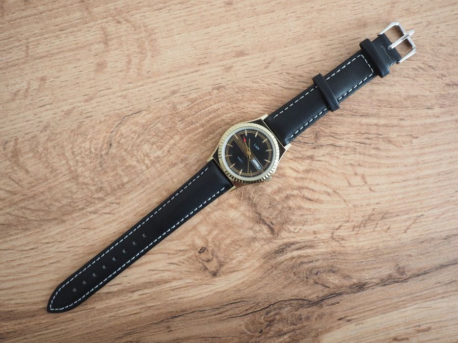 Ceas sovietic cu quartz Luch, curea nouă, cutie