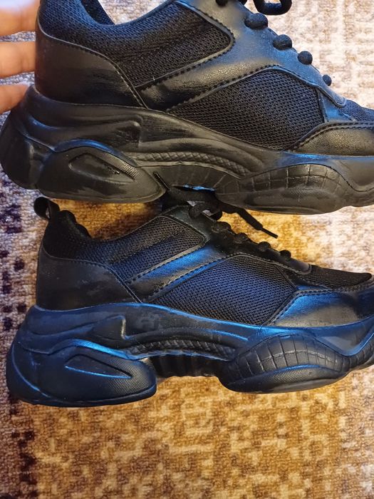 Продавам детски маратонки.