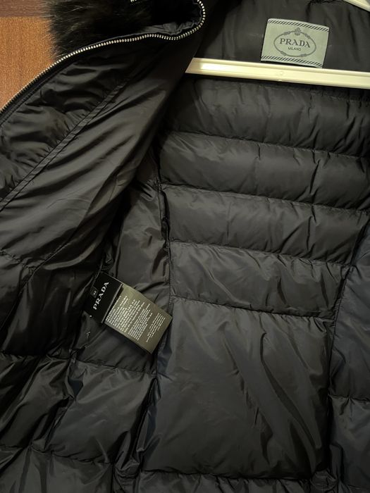 Дълго яке Prada.