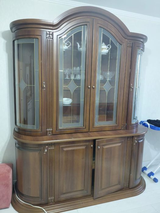 Сервант продам..