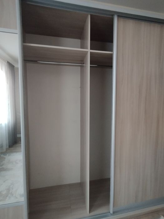 Шкаф светлый и вместительный