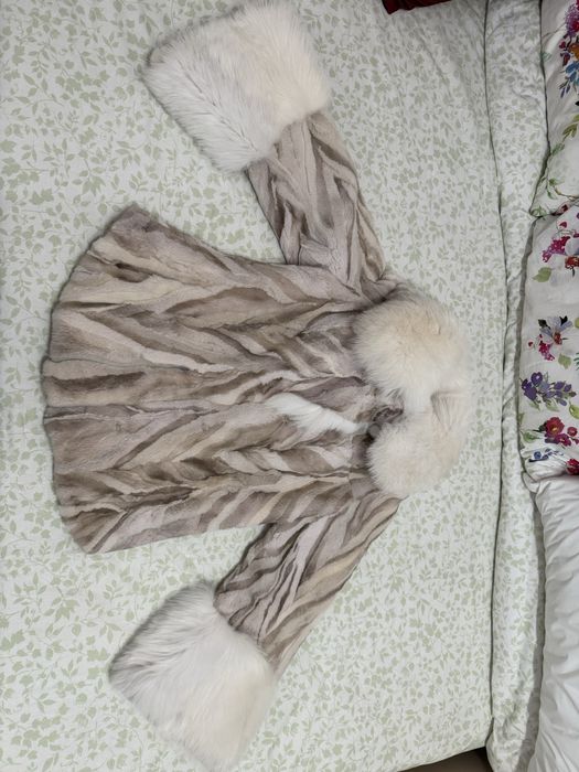 Vand haina blana noua