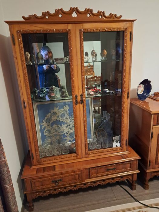 Set mobilă lemn masiv nuc – canapea, vitrină cu oglindă, masă extensib