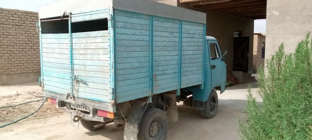 Uaz bortovoy. SOTILADI! Moshina yurib turibdi, holati zo'r