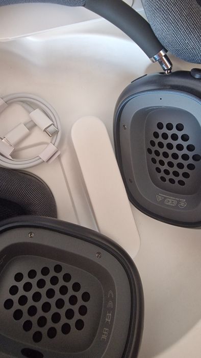 Căști Airpods Max aproape noi apple