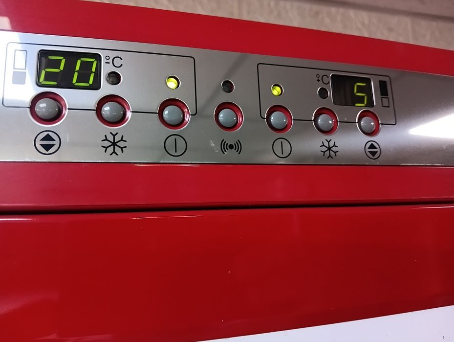 Като нов червен комбиниран хладилник с фризер ретро дизайн Smeg