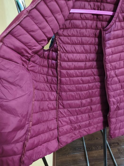 Стильная стеганая безрукавка в винном цвете