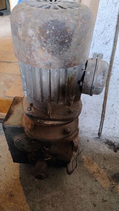 Редуктор с електромотор