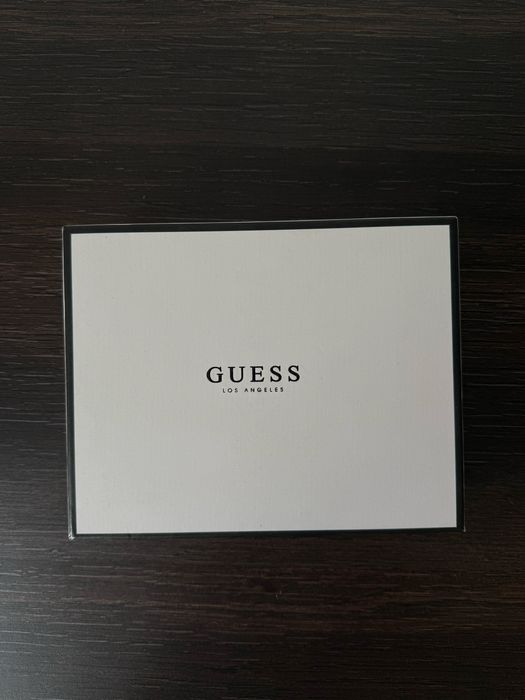 Guess- Малка чанта от еко кожа с верижка