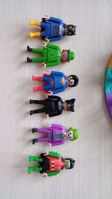 Игрушки из киндера  супергерои и бегемотик.