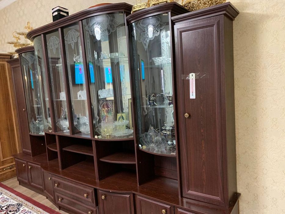 Срочно сервант (горка) сотилади нархини келишамиз