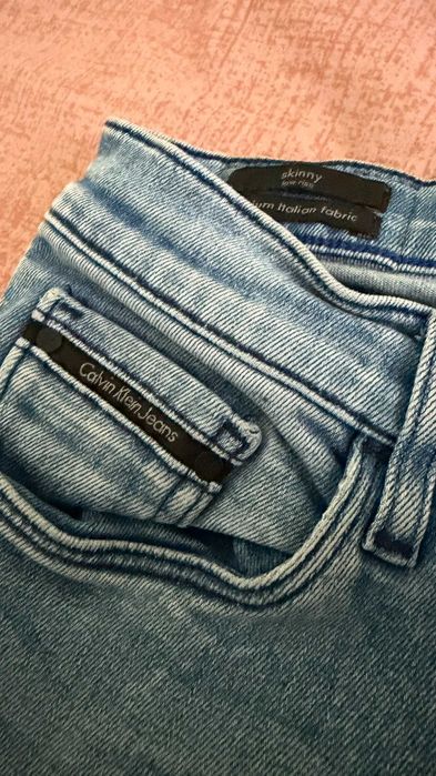 Розова риза с пера, дънки Calvin Klein