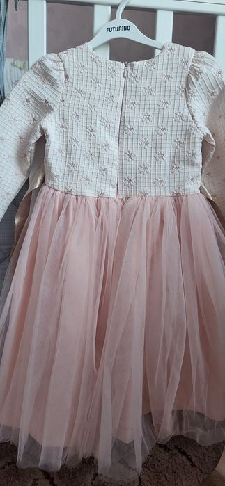 Продаю платье на девочку 4-6 лет