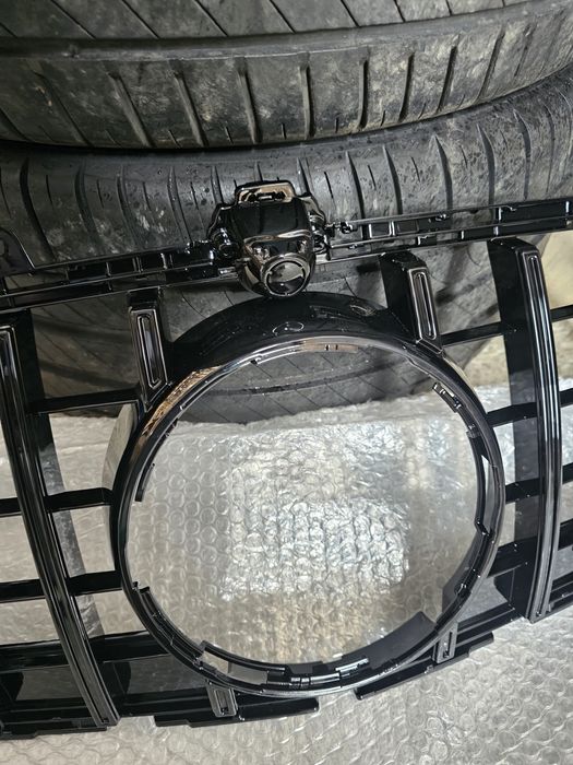 Grila mercedes negru lucios