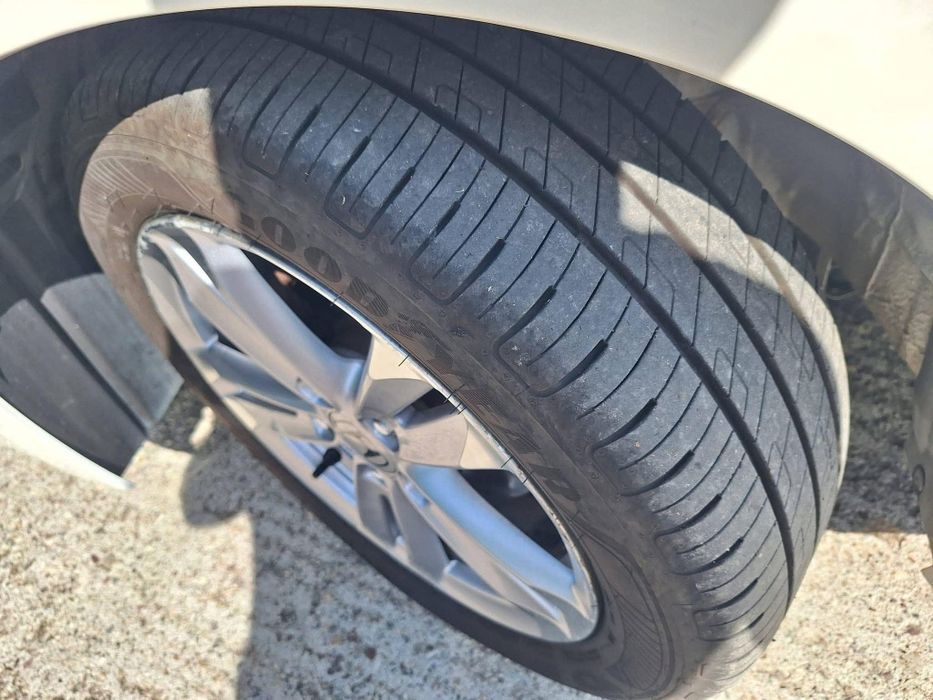 Продава се Honda CR-Z 1.5 Hybrid, 2010 г., в красив цвят бяла перла, с ръчна 6-степенна скоростна кутия