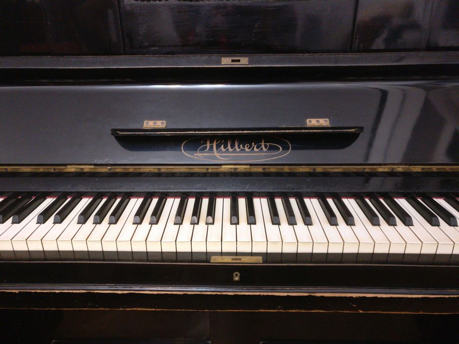 Pianina Hilbert Winkelmann placa bronz Germania