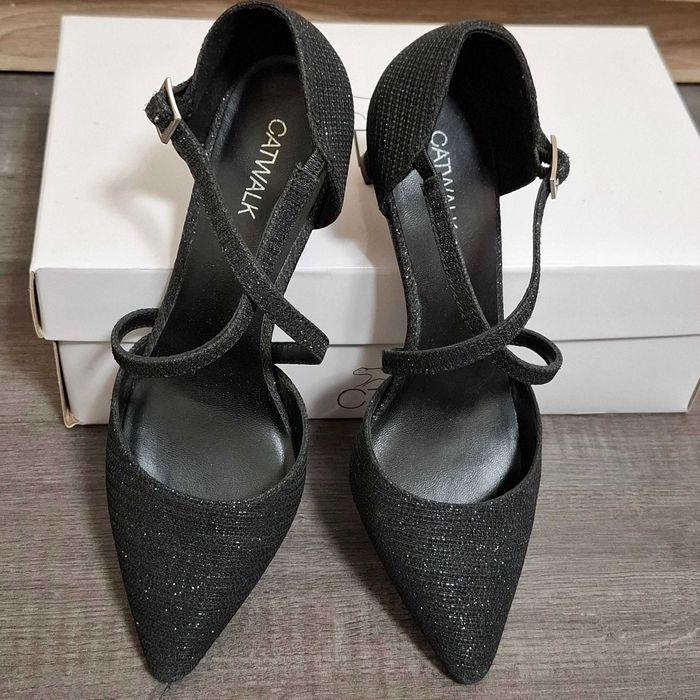 Официални обувки с лек бляскав ефект.