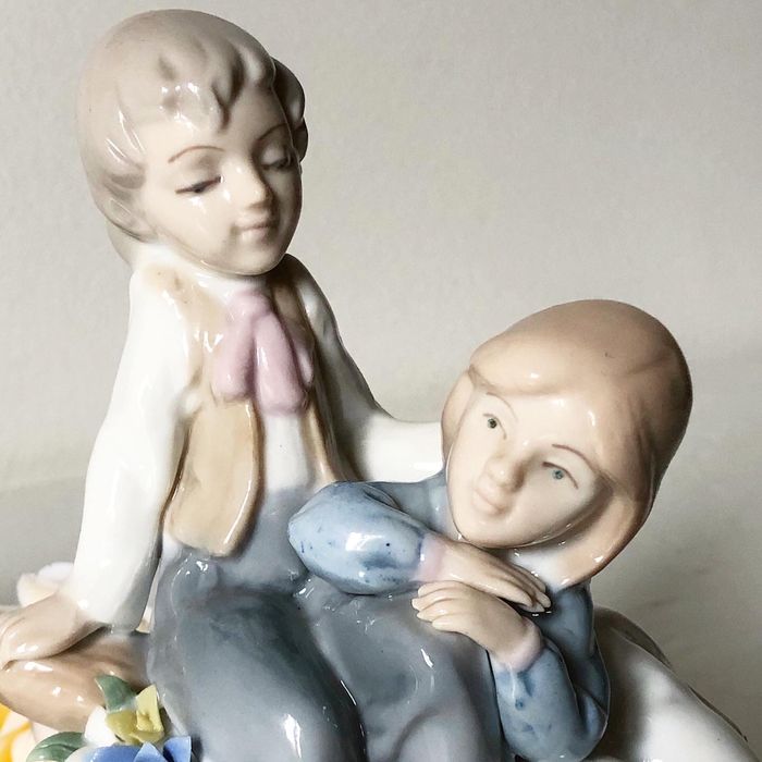 Порцеланова фигурка «Деца на дънер «