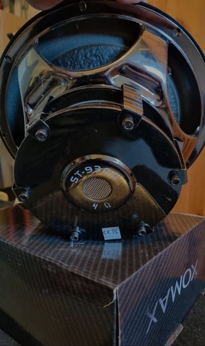 Продава се бас каса за кола с говорител Stealth st9300 в много добро състояние