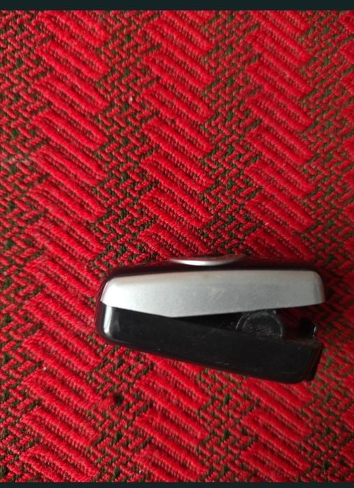 Casca Bluetooth prevăzut cu mufă jack și pentru căști.