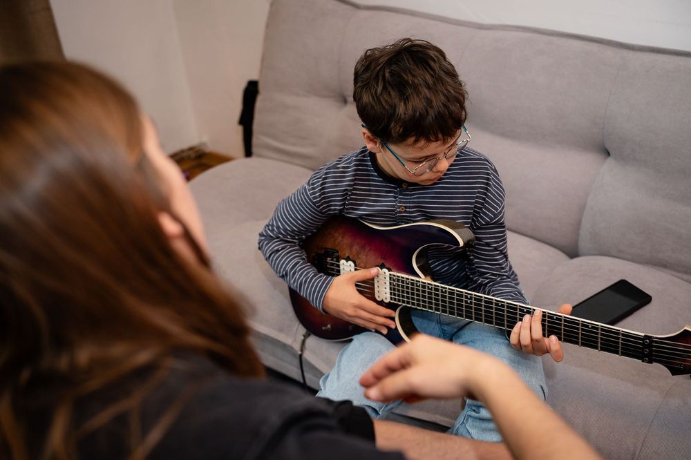 Lecții de chitară la One Music Academy – Prima lecție este GRATUITĂ!