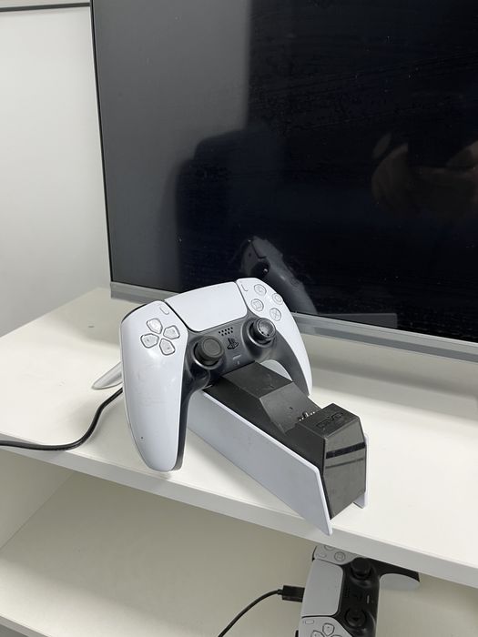 Продам PS5 в отличном состояние