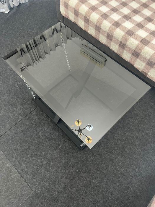 Vând mese metalice cu blat de sticlă