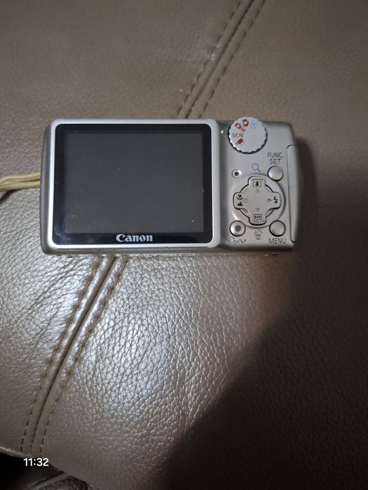 Електронен фотоапарат канон. С батерии и разлини входове за връзка.