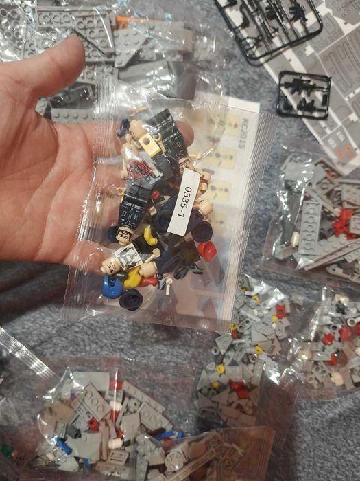 Joc constructii tip Lego avion J-15 cu 1186 piese si 4 figurine