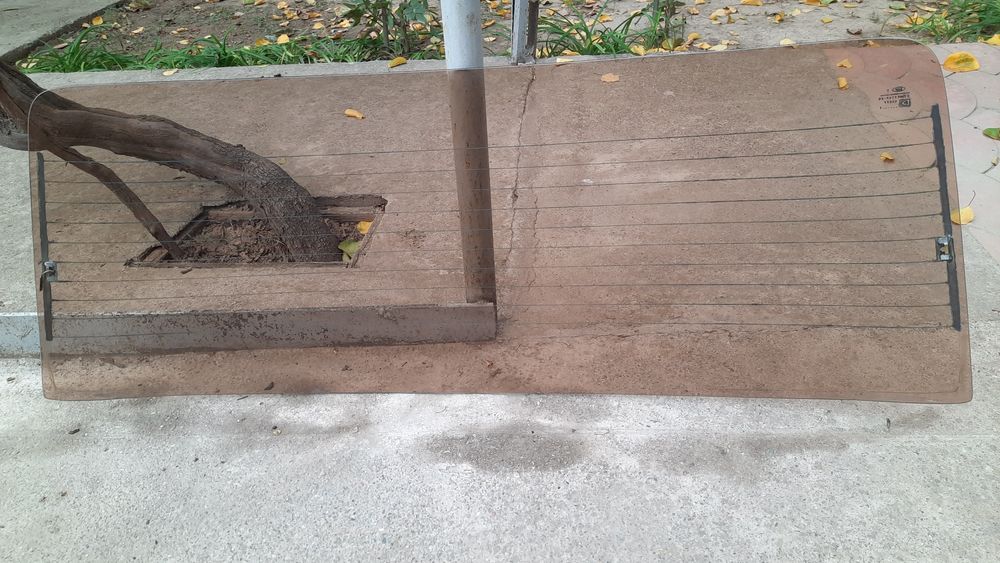 Продаётся заднее лобовое стекло от Жигули,  тонированное, БОР.