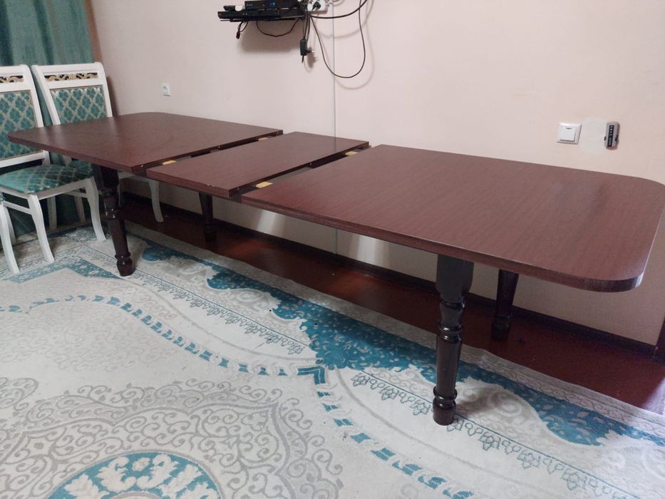 Продается стол гостинный