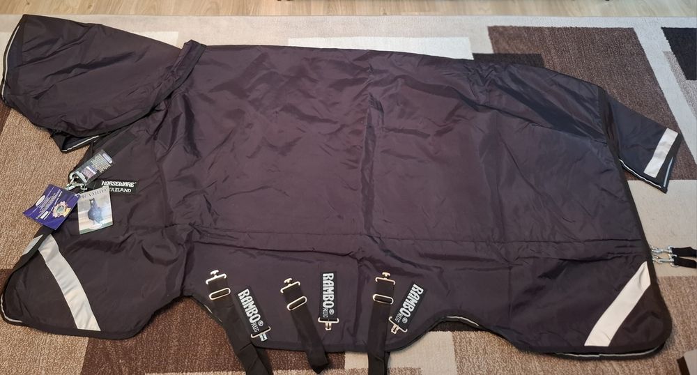 Продаётся супер стильная попона.НЕМЕЦКОЕ качество.Со съемным капором.