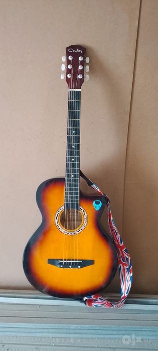 Akustik gitara sotiladi