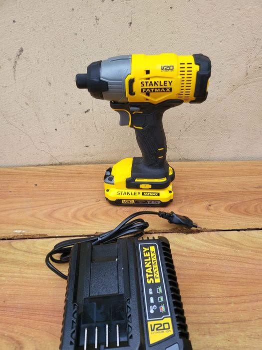 Mașină de insurubat cu impac Stanley  SFMCF800t