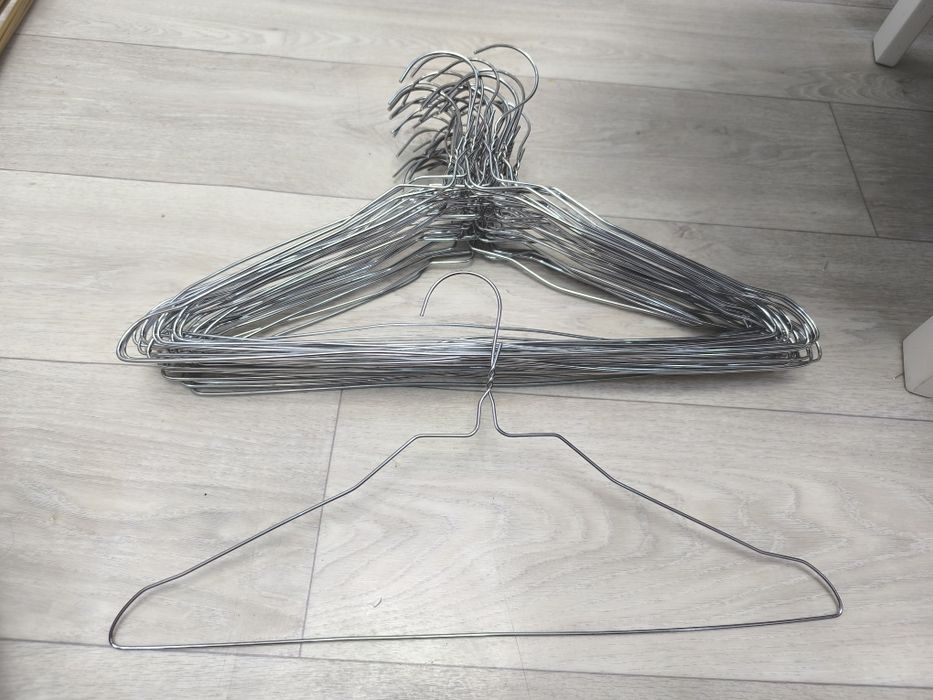 Продаются вешалки в по 100т.